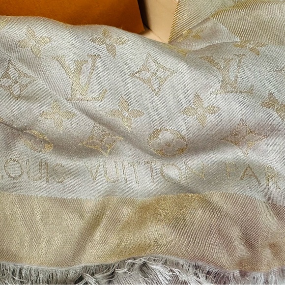 Louis Vuitton Monogram Shine Shawl - Picture 5 of 8